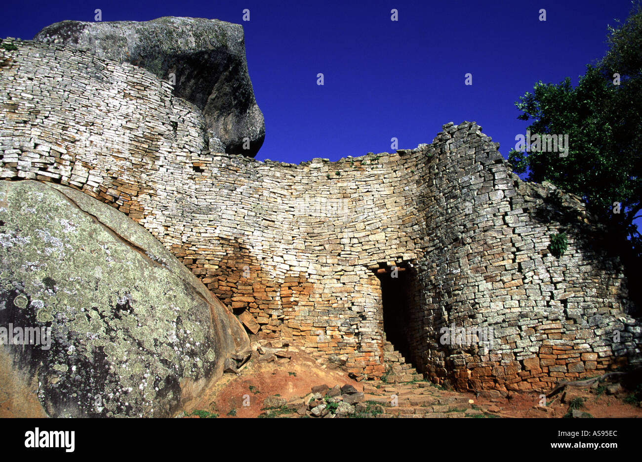 Ingresso al complesso di collina rovine di Grande Zimbabwe Foto Stock