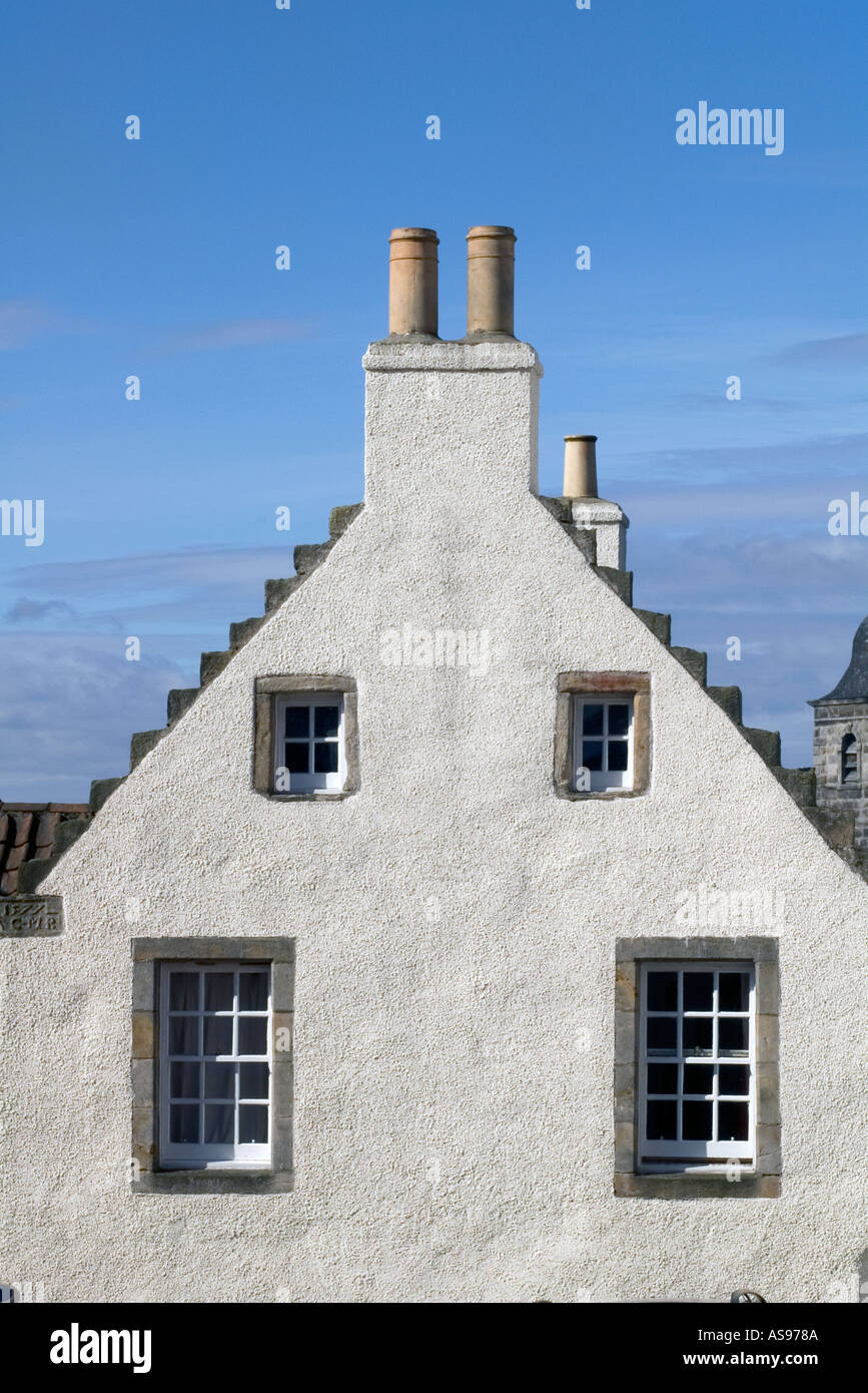 dh CULROSS FIFE Scottish whitewashed casa villaggio storico gable end scalini a gradini case scozia architettura esterno uk tetto Foto Stock