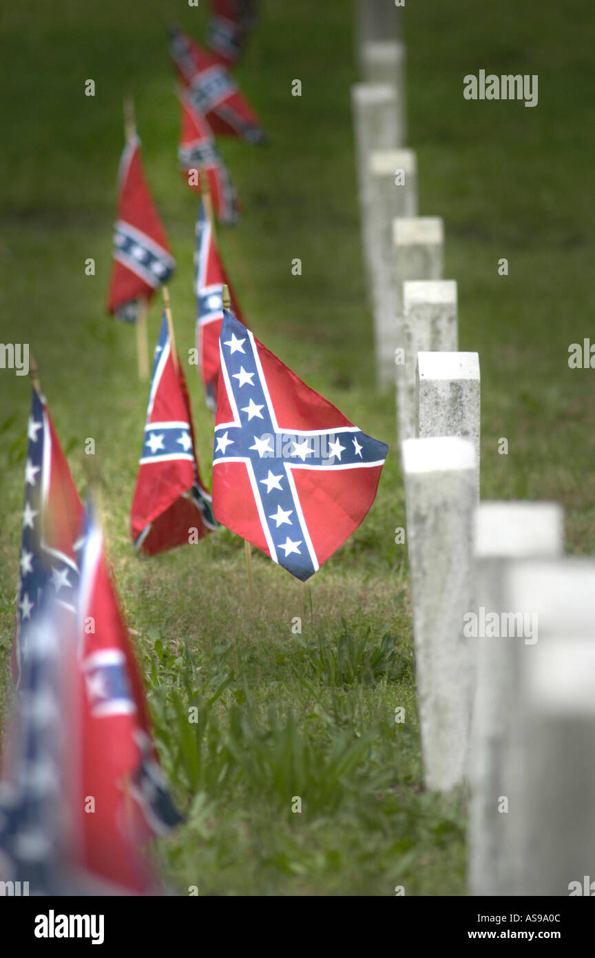 La guerra civile morto nel cimitero di Oakland in Atlanta GA su Confederate Memorial Day con stelle e bar bandiera Bandiera di Battaglia Foto Stock