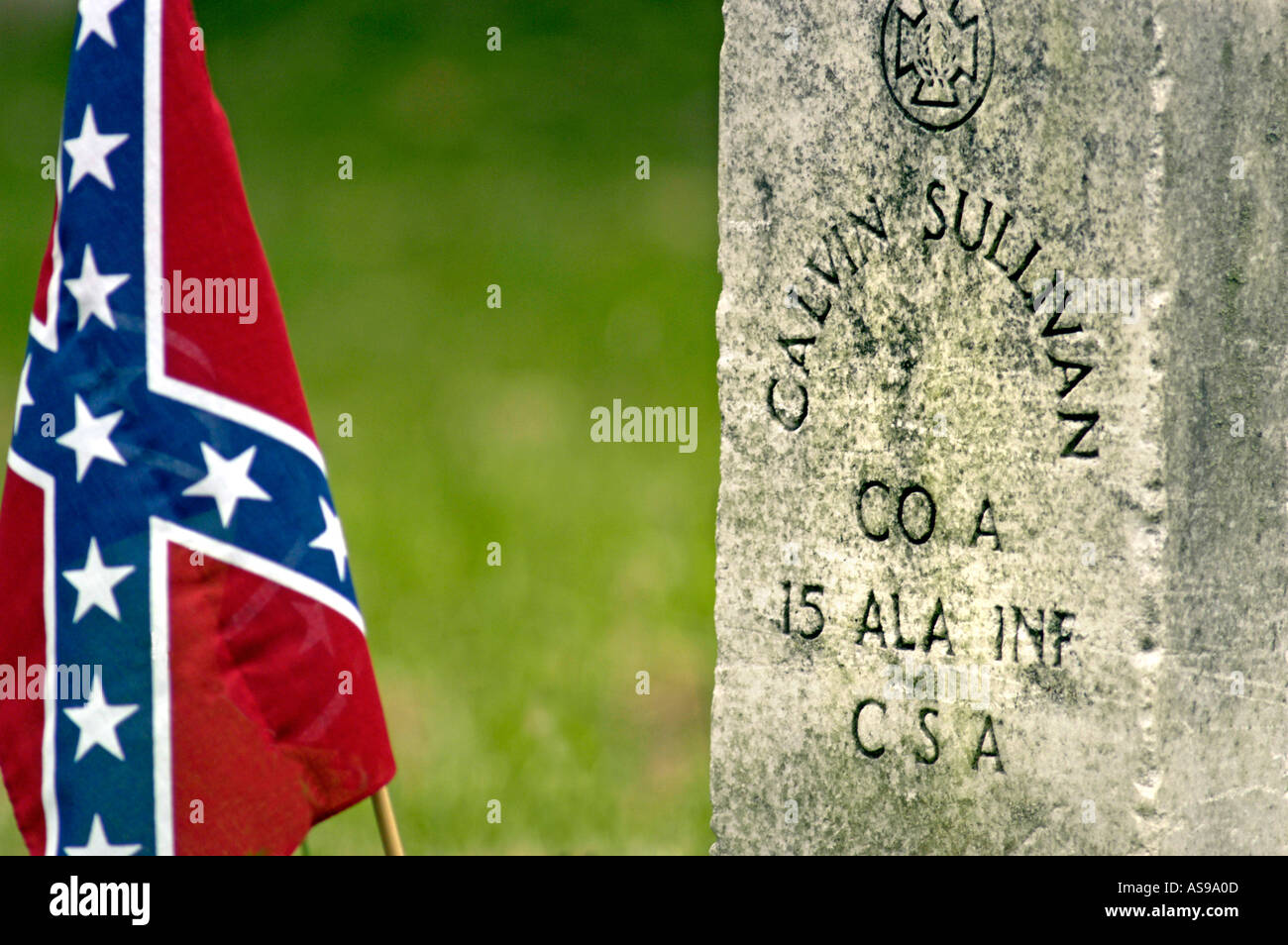 La guerra civile morto nel cimitero di Oakland in Atlanta GA su Confederate Memorial Day con stelle e bar del sud della schiavitù Bandiera di Battaglia Foto Stock