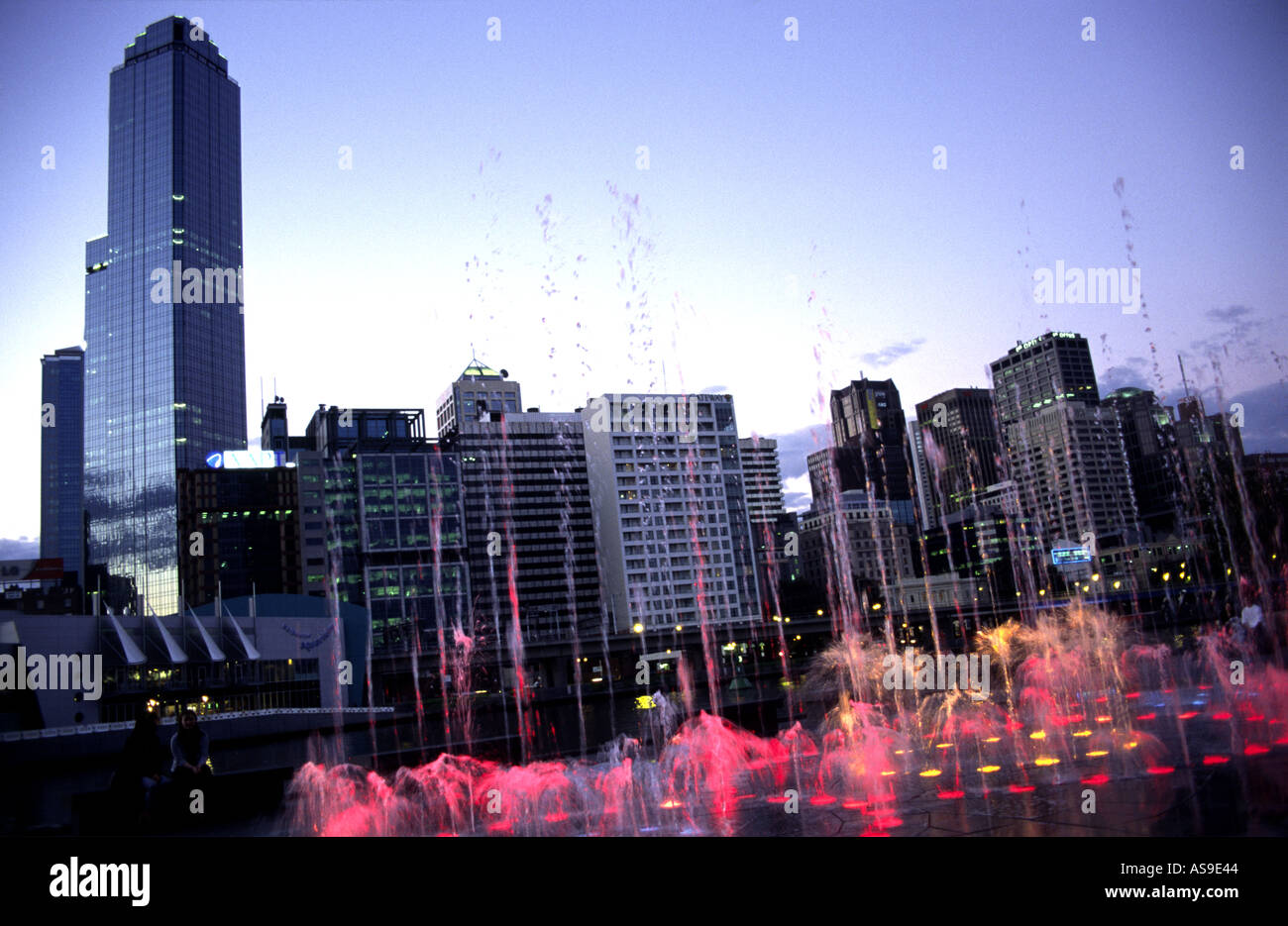 Una vista della Torre di Rialto attraverso il fiume Yarra dal Crown Casino Melbourne Victoria Foto Stock