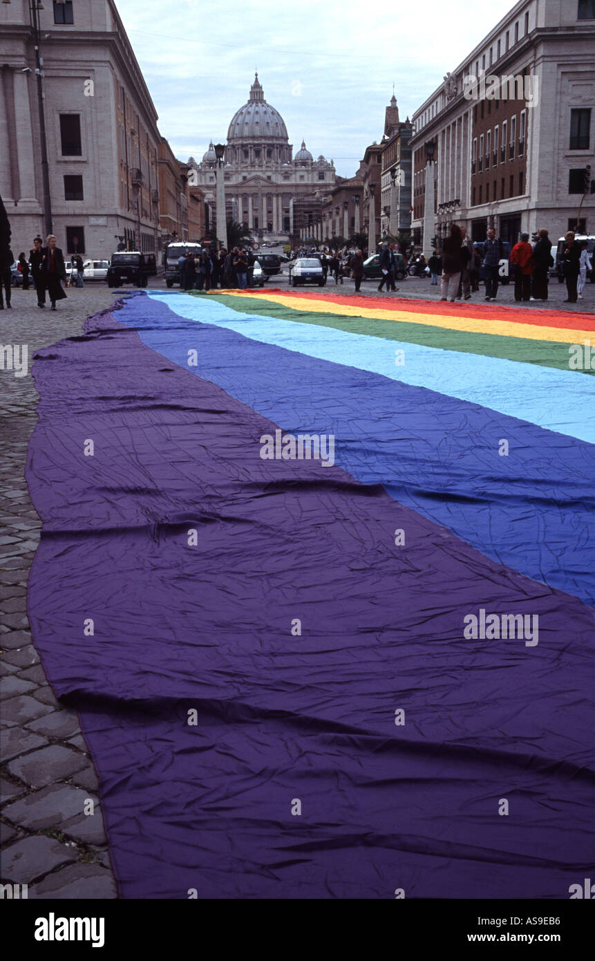 Piazza San Pietro Vaticano Italia coperto in un arcobaleno anti guerra protesta contro la guerra in Iraq Foto Stock