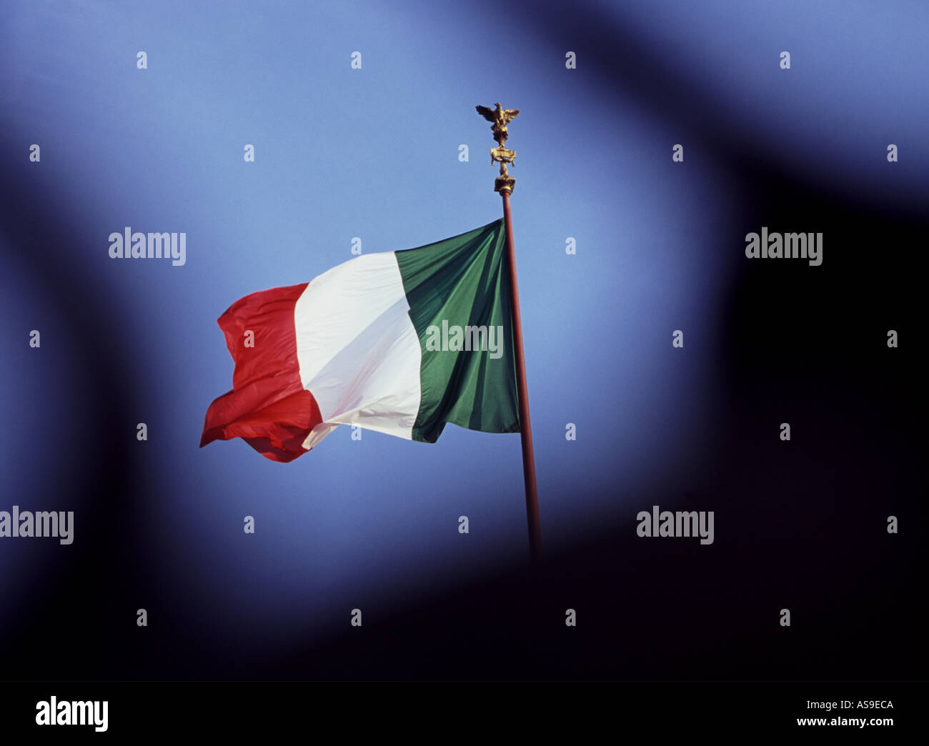 La bandiera italiana tricolore battenti sulla sommità del II vittoriano a roma italia Foto Stock