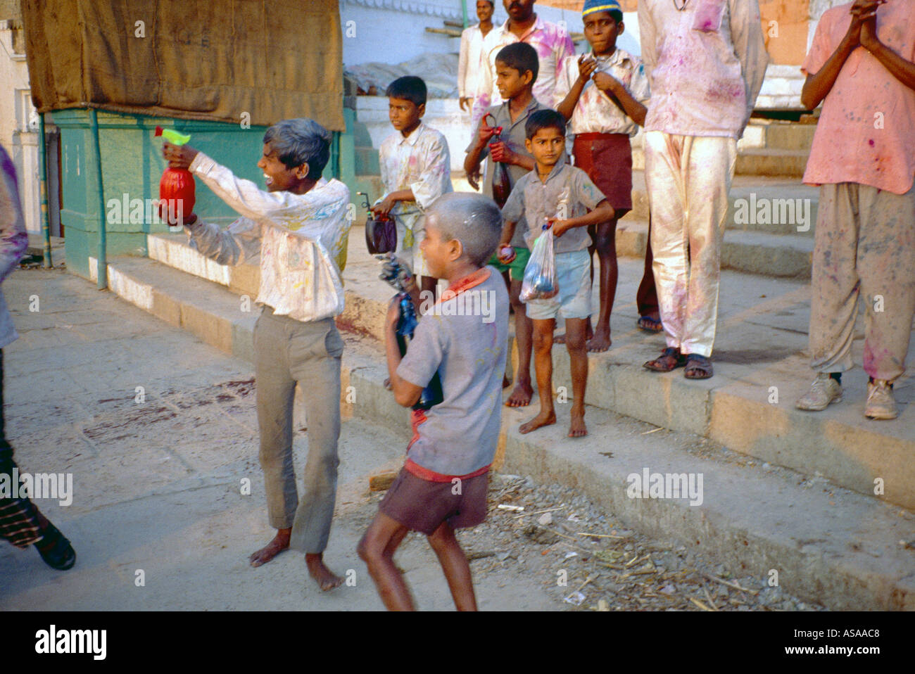 Varanasi India i bambini con un colorante a Holi festival Foto Stock