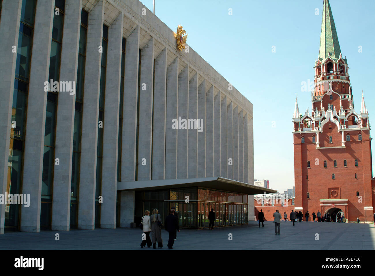 Mosca Russia con il Palazzo dei Congressi e della torre della Trinità entro il Cremlino è solo edificio moderno Foto Stock