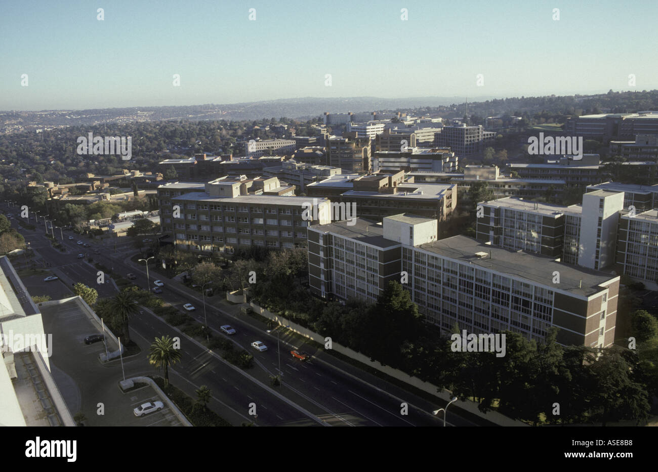 I blocchi di appartamenti e una strada trafficata strada in Sandton un elegante sobborgo di Johannesburg Sudafrica Foto Stock