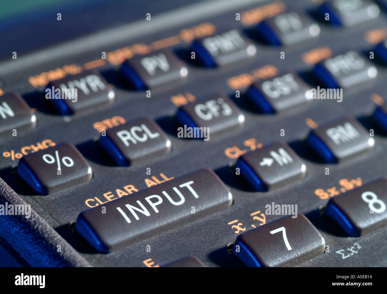 Close up di un scientifico tenuto in mano calcolatrice Foto Stock