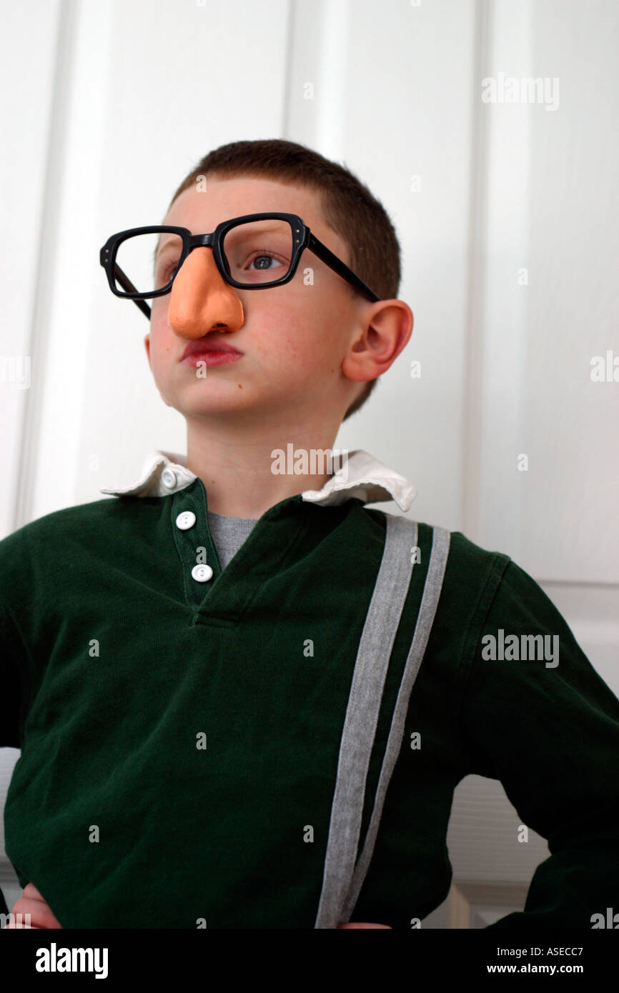 Ragazzo con finti naso e occhiali di protezione Foto stock - Alamy