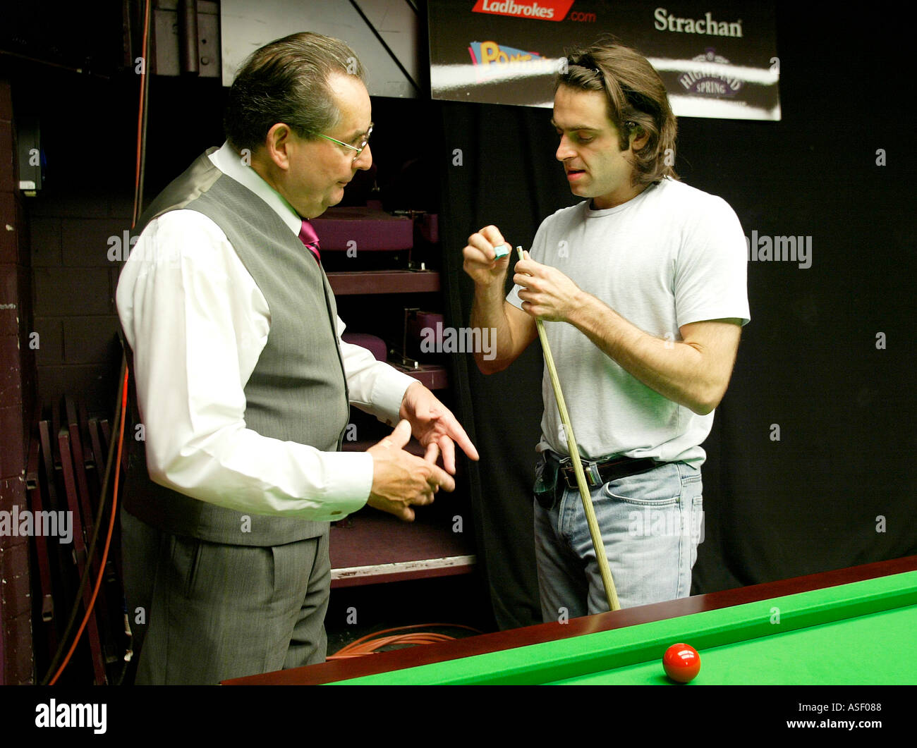2004 World Snooker Champion Ronnie O Sullivan allenata da mentore Ray Reardon Foto Stock