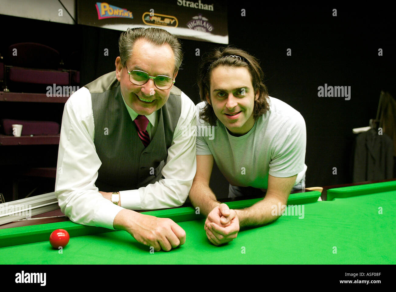 2004 World Snooker Champion Ronnie O Sullivan allenata da mentore Ray Reardon Foto Stock