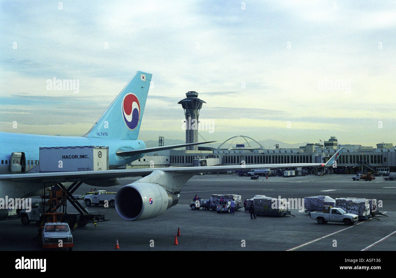 Coreano con un getto di aria compressa al gate in Aeroporto Internazionale di Los Angeles LAX California Foto Stock