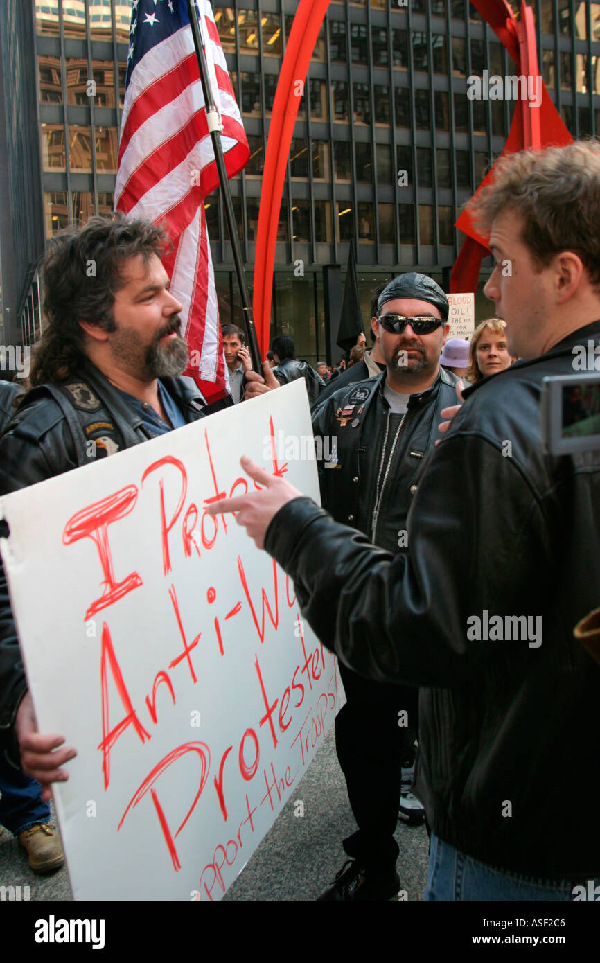 Chicago un anti attivista di guerra sostiene con un veterano nel corso di una manifestazione contro la guerra in Iraq Foto Stock