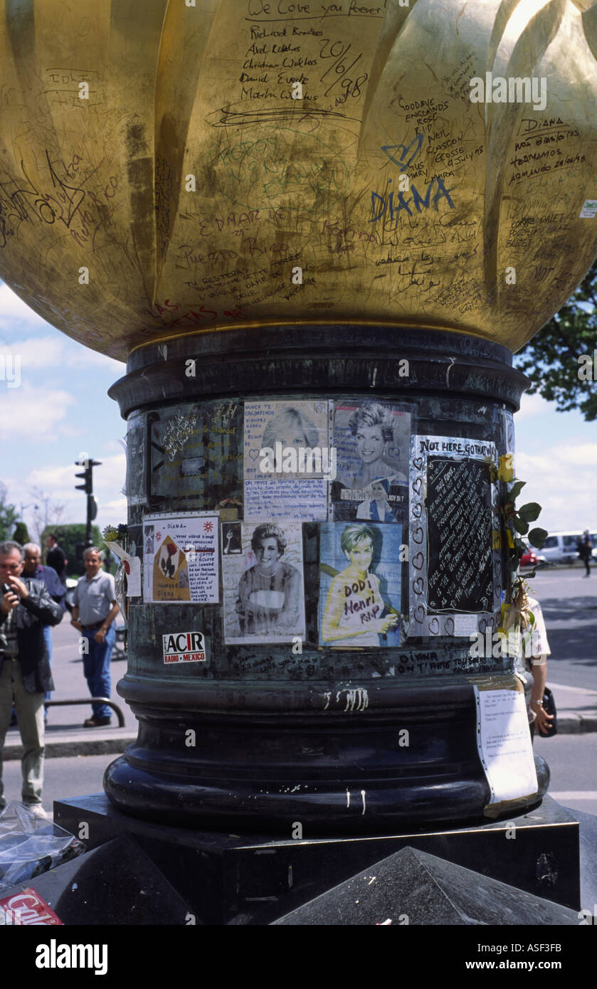 La fiamma della libertà al Pont de l'alma road tunnel che è diventato un memoriale per la principessa Diana parigi francia Foto Stock