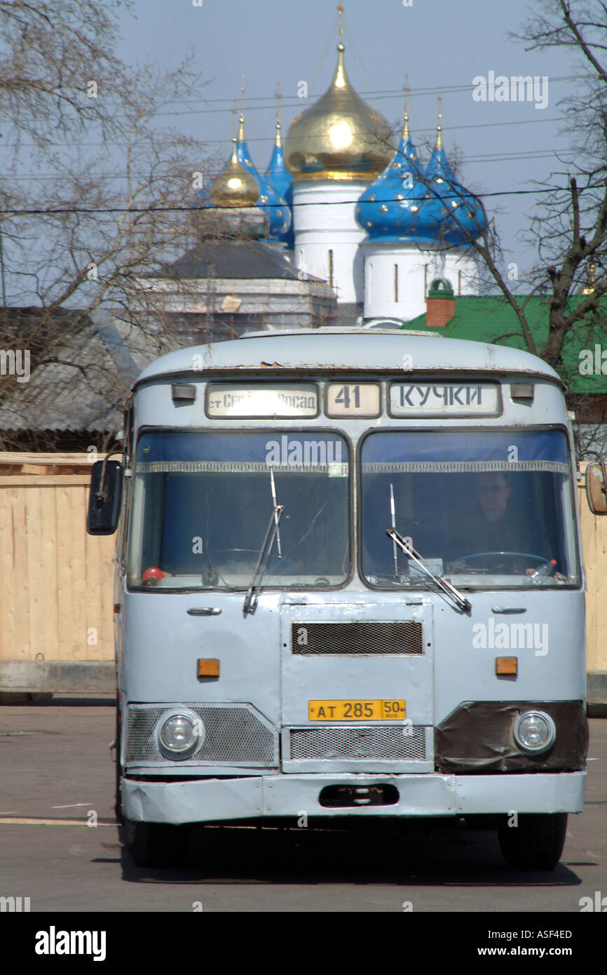 Vecchio Bus russo a Sergiev Posad vicino al monastero di San Sergio su un servizio di assistenza locale in Russia Foto Stock