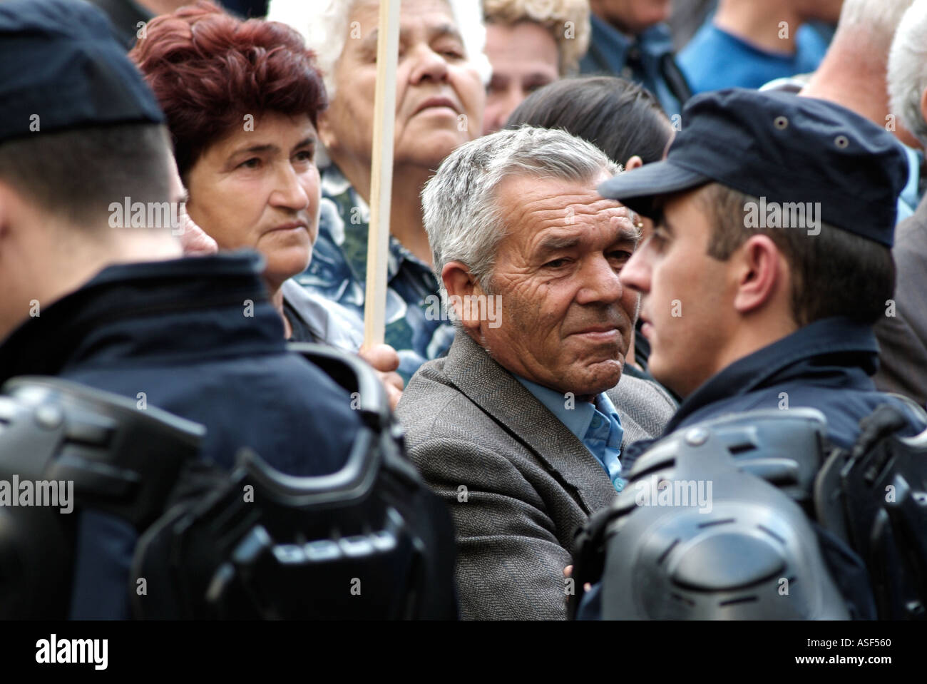 Volto nella folla durante una dimostrazione a Banja Luka, Bosnia Erzegovina. Foto Stock