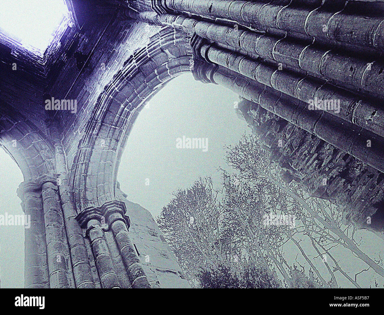 Immagine concettuale del rovinoso gotica Torre di attraversamento Foto Stock