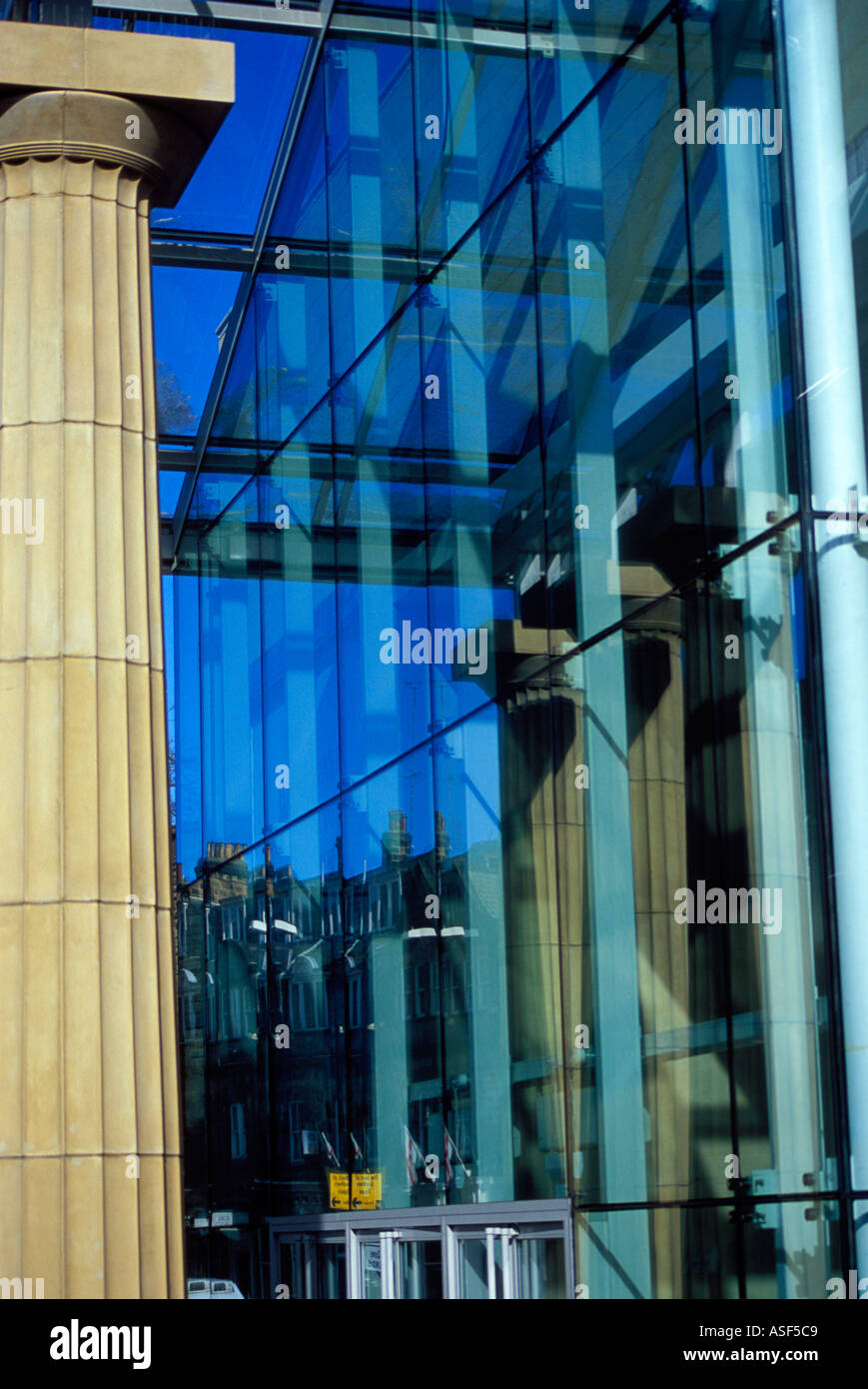 Dettaglio colpo di neo classica facciata della Mostra Conference Centre in Harrogate Foto Stock