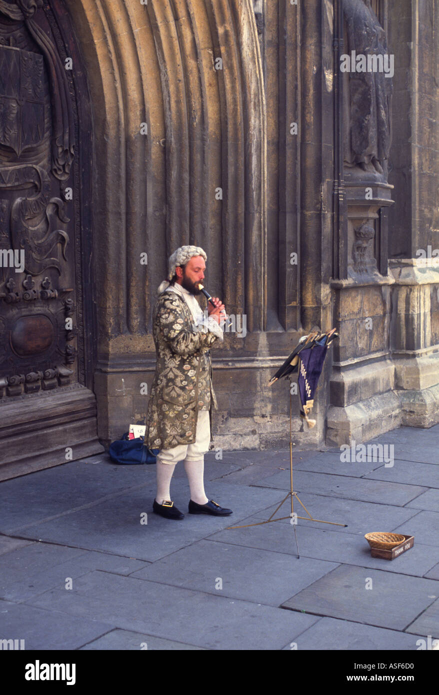 Busker in costume che suona Mozart Abbazia di Bath Somerset Inghilterra Foto Stock