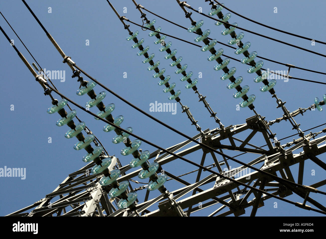 Tensione alta di distribuzione di elettricità di isolatore di pilone e Potenza linea dettaglio Foto Stock