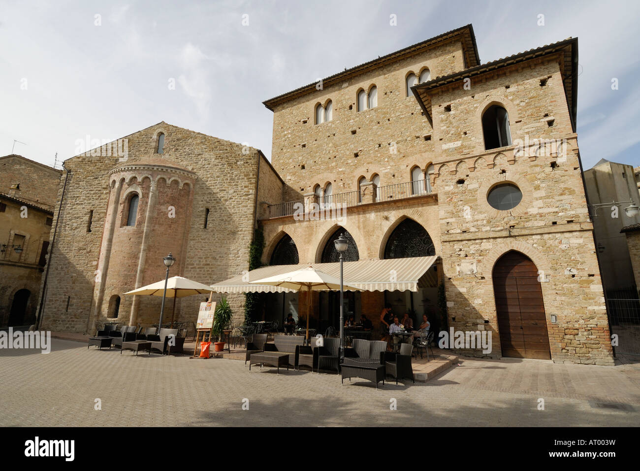 Bevagna Umbria Italia Street Cafe & edifici medievali Foto Stock