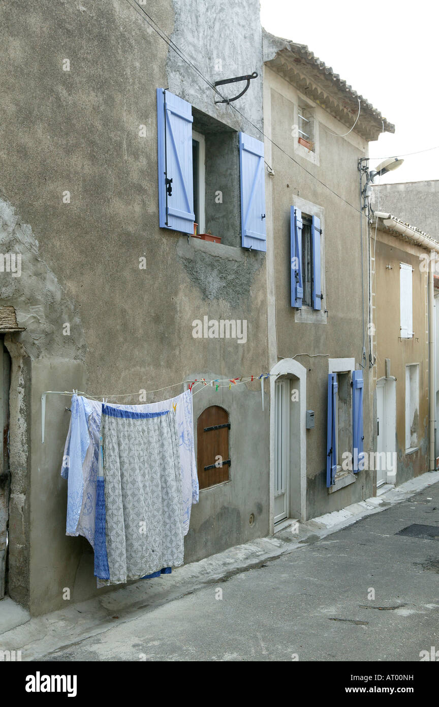 Villaggio francese street scene con lavaggio appesi da linee sul lato dell'albergo. Foto Stock