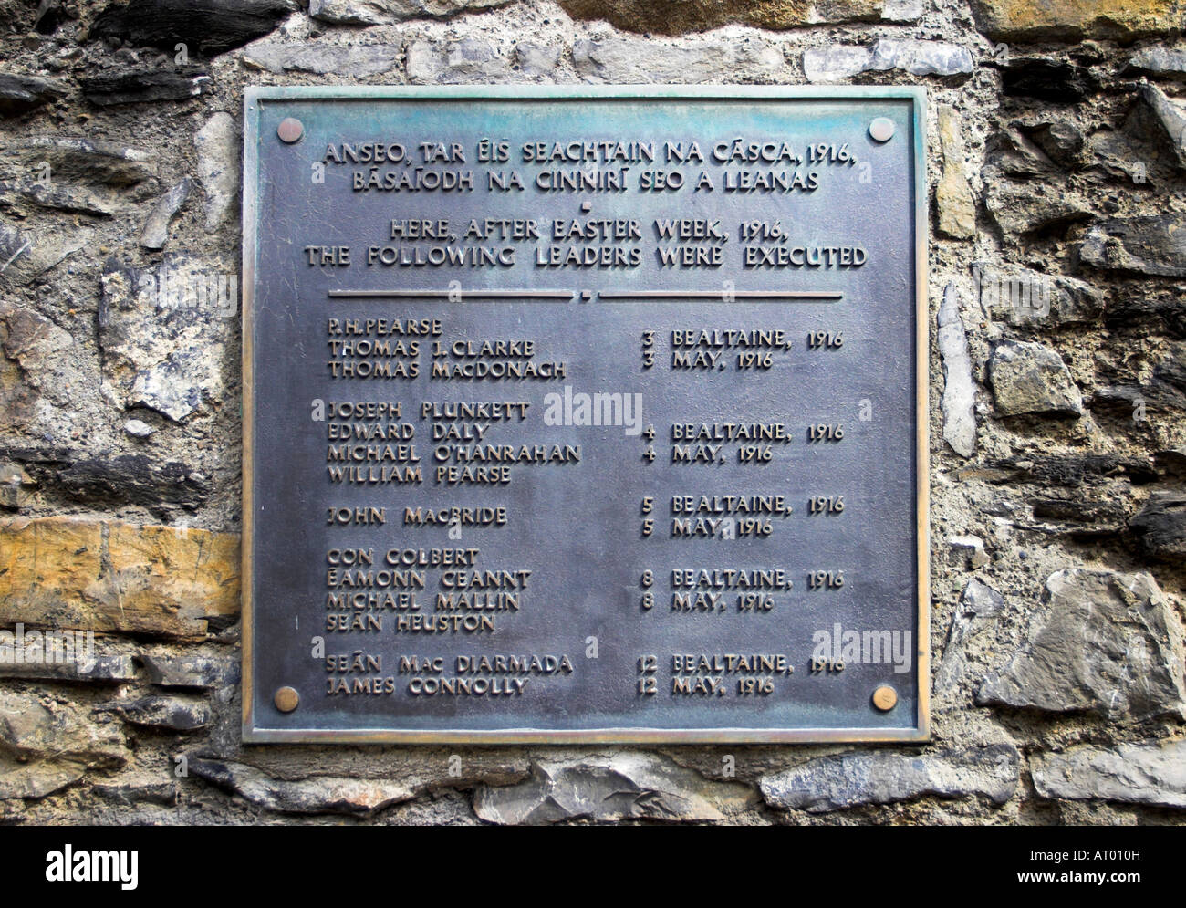Una lapide nel cortile dove i leader della sollevazione 1916 erano stati eseguiti. Kilmainham Gaol, Dublino, County Dublin, Irlanda. Foto Stock