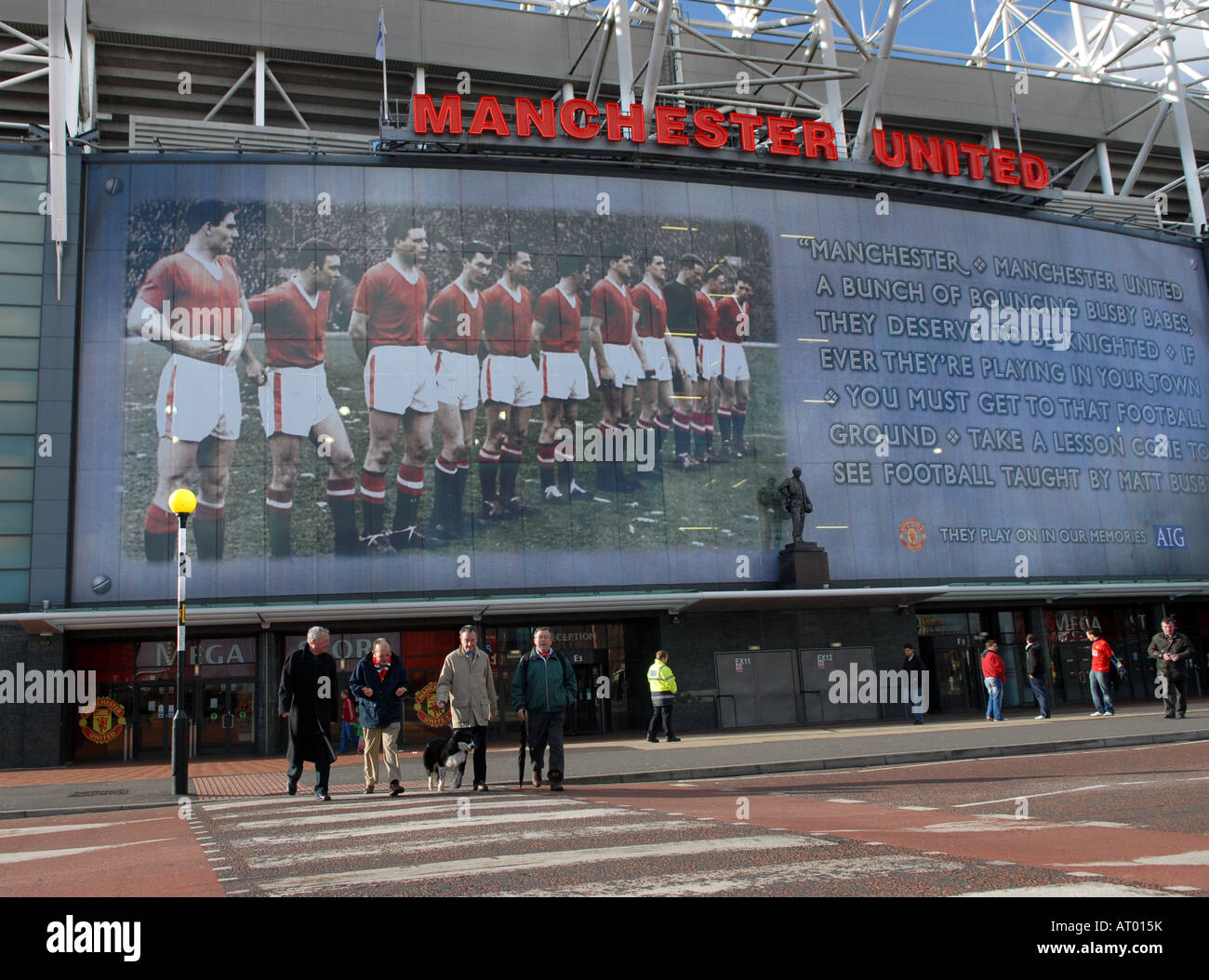 Monaco di Baviera ricordato - il Manchester United Old Trafford terreno con il famoso 1958 Busby Babes team come sfondo Foto Stock