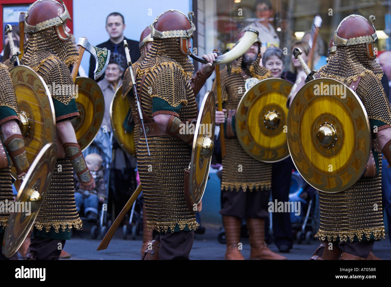 Viking in armatura suona un corno in un corteo attraverso Lerwick durante la up-helly-a Foto Stock