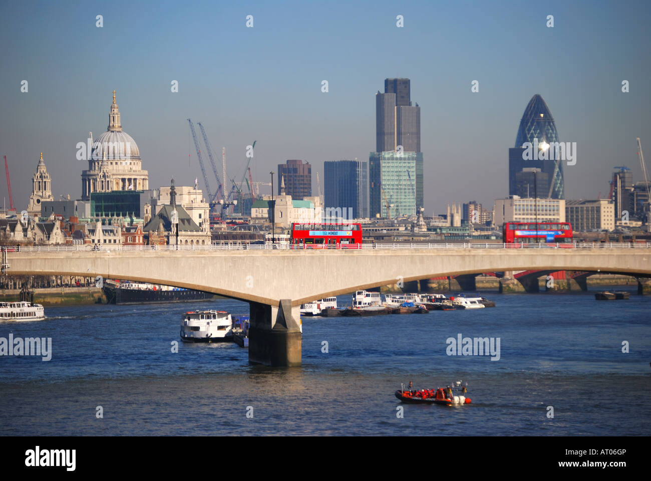 Vista sul Fiume Tamigi e Waterloo Bridge di City of London Foto Stock