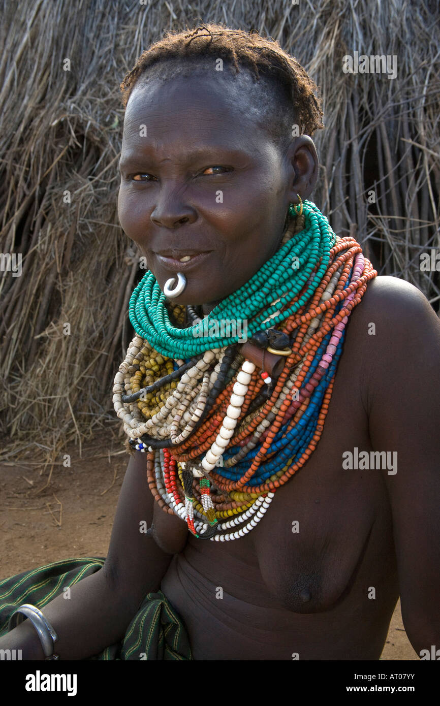 Femmina del Nuangatom tribù dell'Omo River Valley, Etiopia Foto Stock