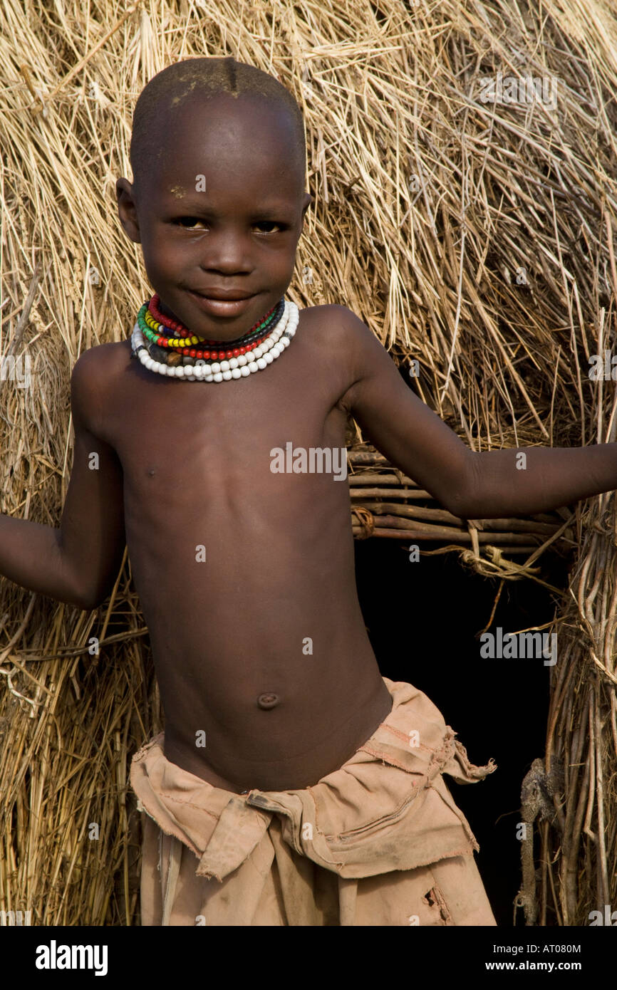 La ragazza del Nuangatom tribù dell'Omo River Valley, Etiopia Foto Stock