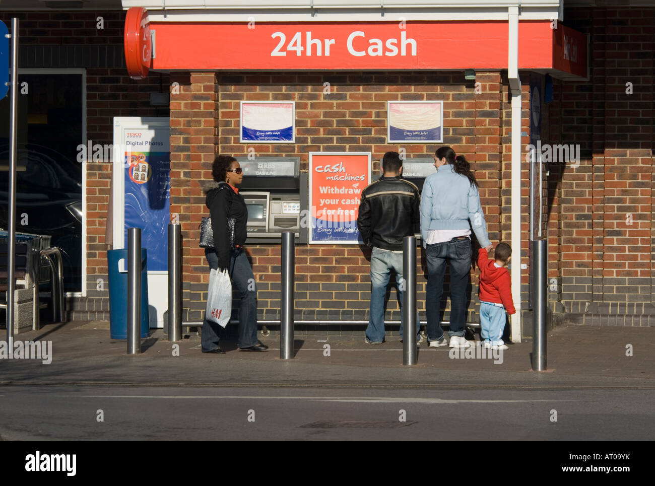 Punto di contanti al supermercato Tesco - Guildford Surrey UK Foto Stock