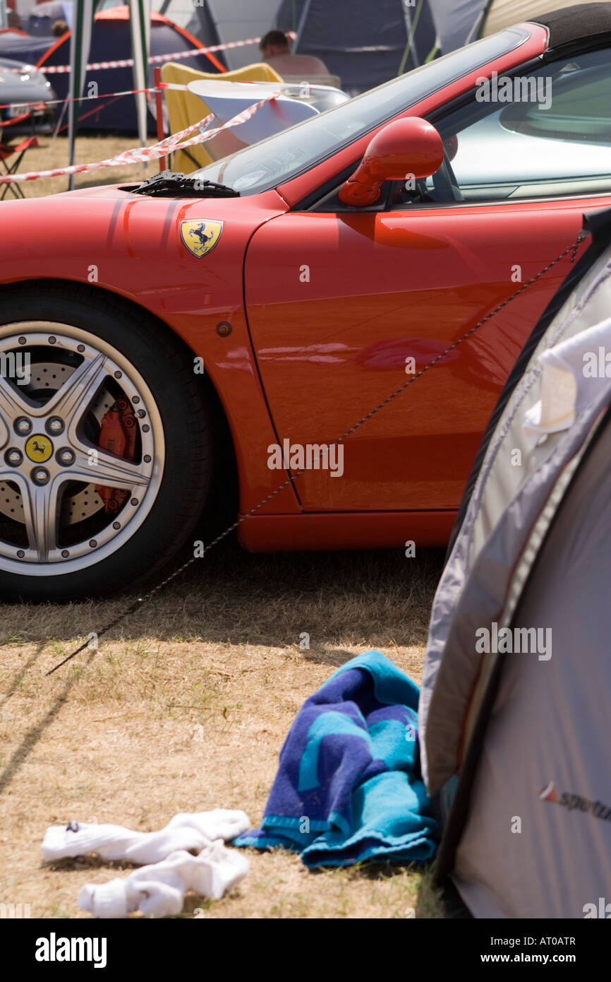 Calzini sporchi, una tenda e un rosso Ferrari - si può solo essere una Le Mans campeggio Foto Stock