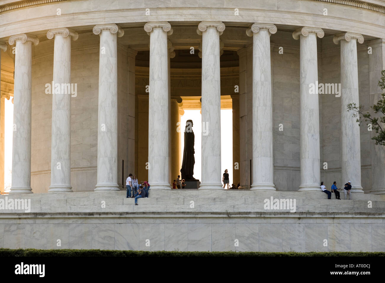 Il Thomas Jefferson Memorial a Washington D.C. con la statua e le persone che visitano. Foto Stock