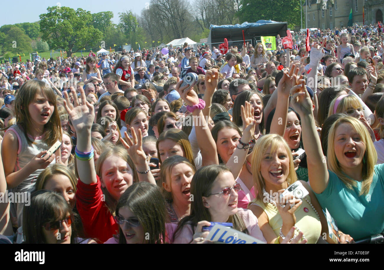 La Folla di ragazze adolescenti a pop concert Foto Stock