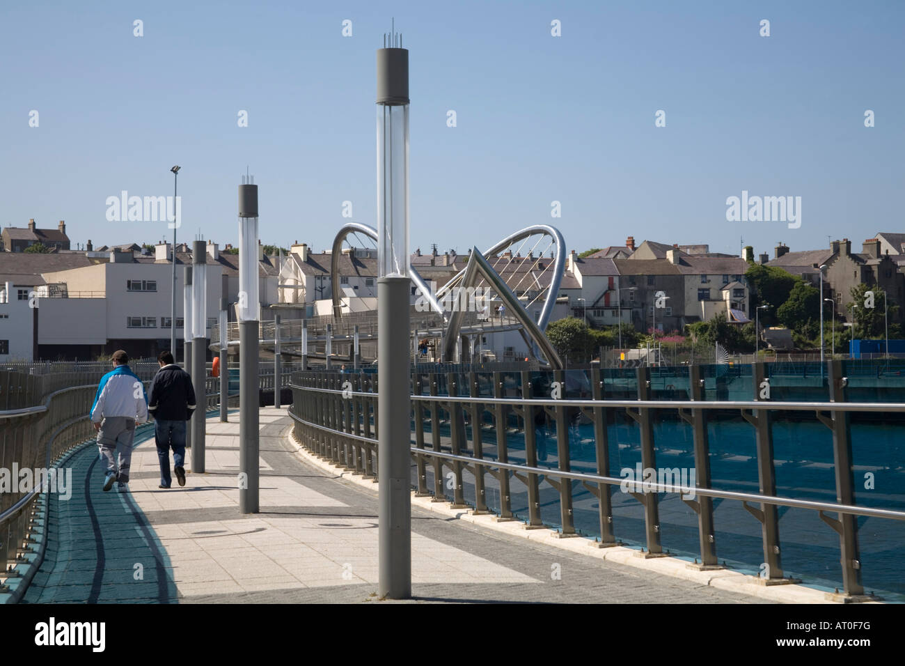 HOLYHEAD Isola di Anglesey North Wales UK Luglio un paio di giovani uomini a piedi lungo il Celtic ponte Gateway Foto Stock