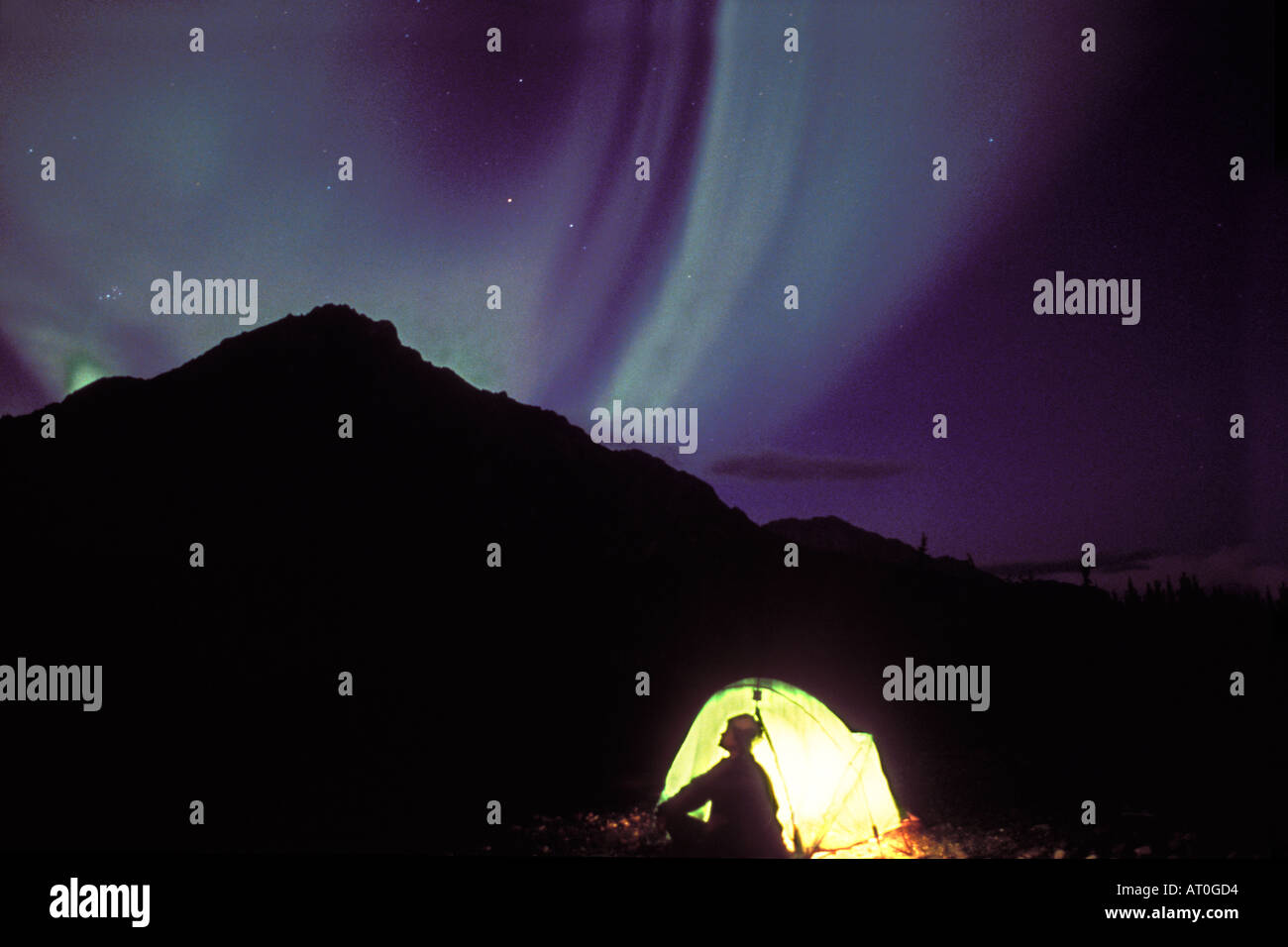 Northern lights aurora boreale e camper tenda esterna sul lato sud del Brooks Range Alaska Foto Stock