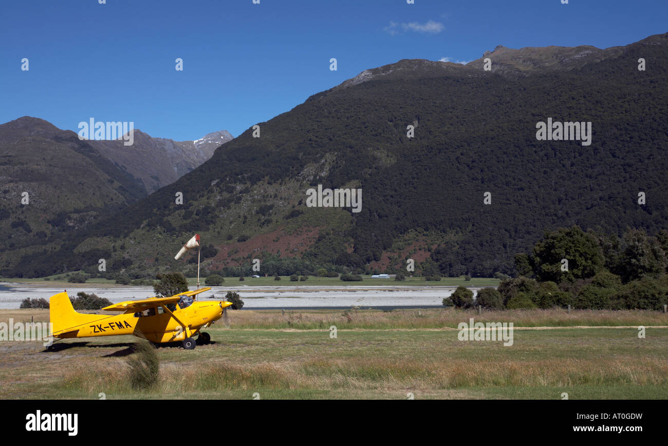 Aereo Cessna, prendendo le persone su un volo panoramico, come parte della Siberia esperienza, Makarora, Isola del Sud, Nuova Zelanda Foto Stock