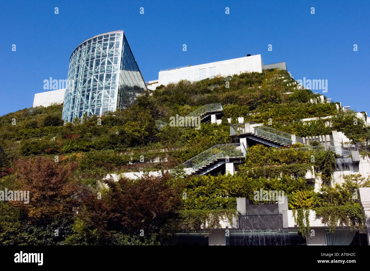 Moderno edificio di ACROS nella citta' di Fukuoka in Giappone ha paesaggistica sul lato dell'edificio 2005 Foto Stock