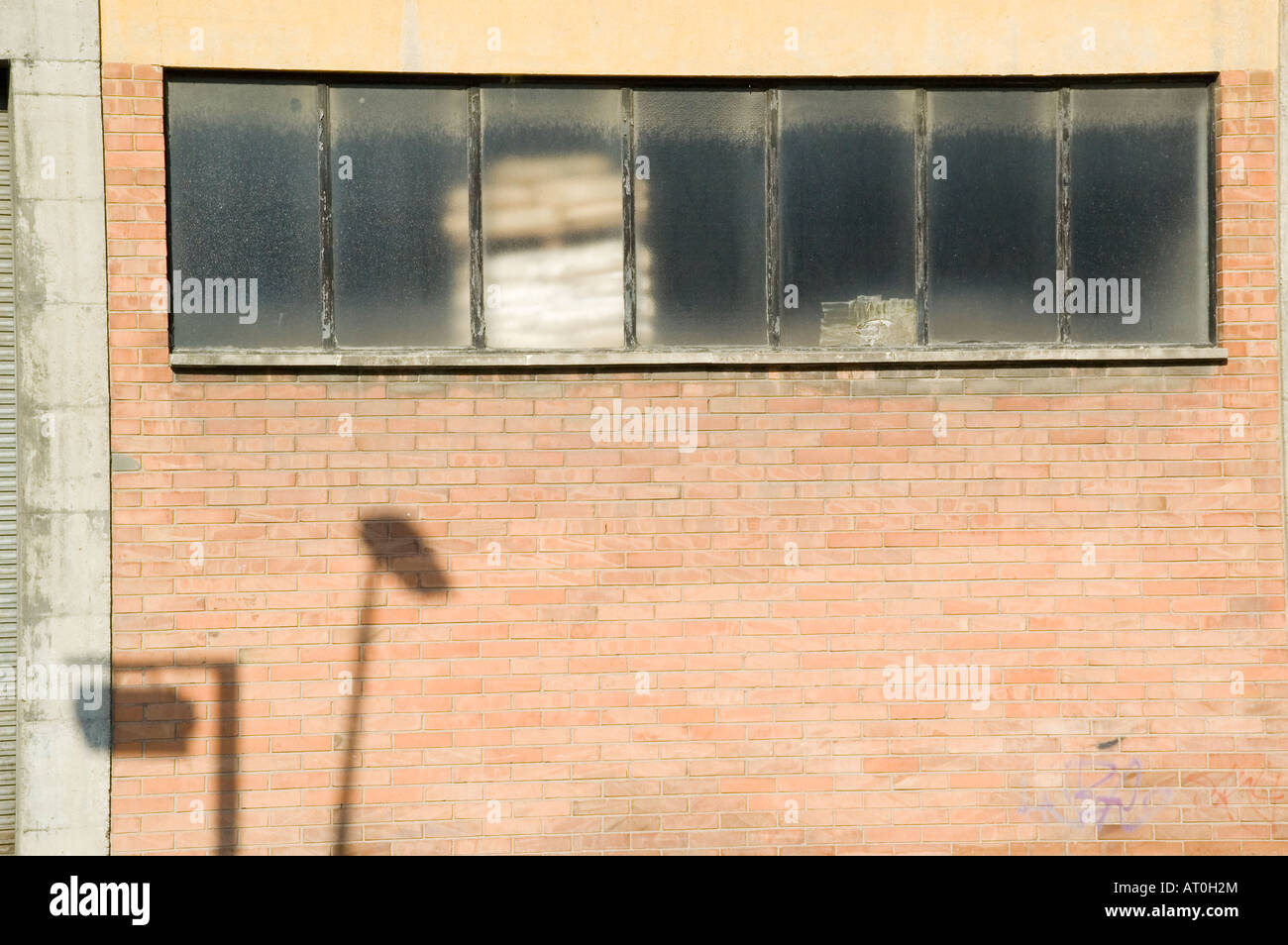 Dettaglio della fabbrica abbandonata nel quartiere Poblenou, Barcellona, in Catalogna, Spagna Foto Stock