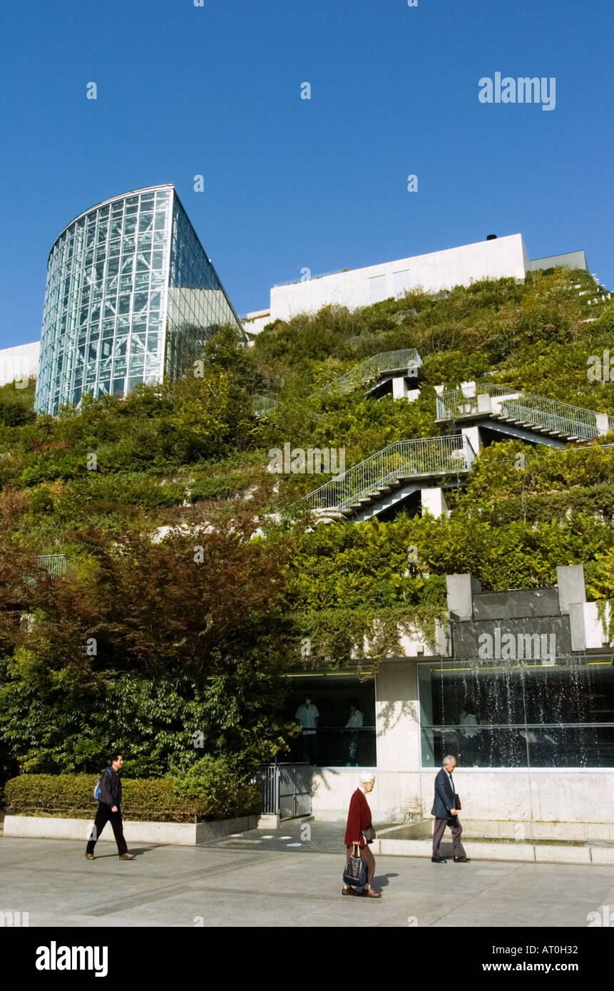 ACROS di Fukuoka edificio dispone di architettura drammatica con paesaggi terrazzati giù lato dell'edificio, Fukuoka, Giappone Foto Stock