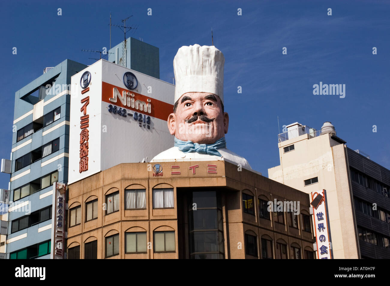 Grandi chef di testa sulla parte superiore dell edificio in stoviglie di Kappabashi district Tokyo Giappone Foto Stock