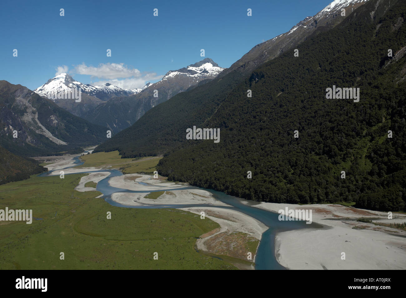 Viste da un elicottero della valle Wilkin & River e vette del monte aspiranti il Parco Nazionale di South Island, in Nuova Zelanda Foto Stock