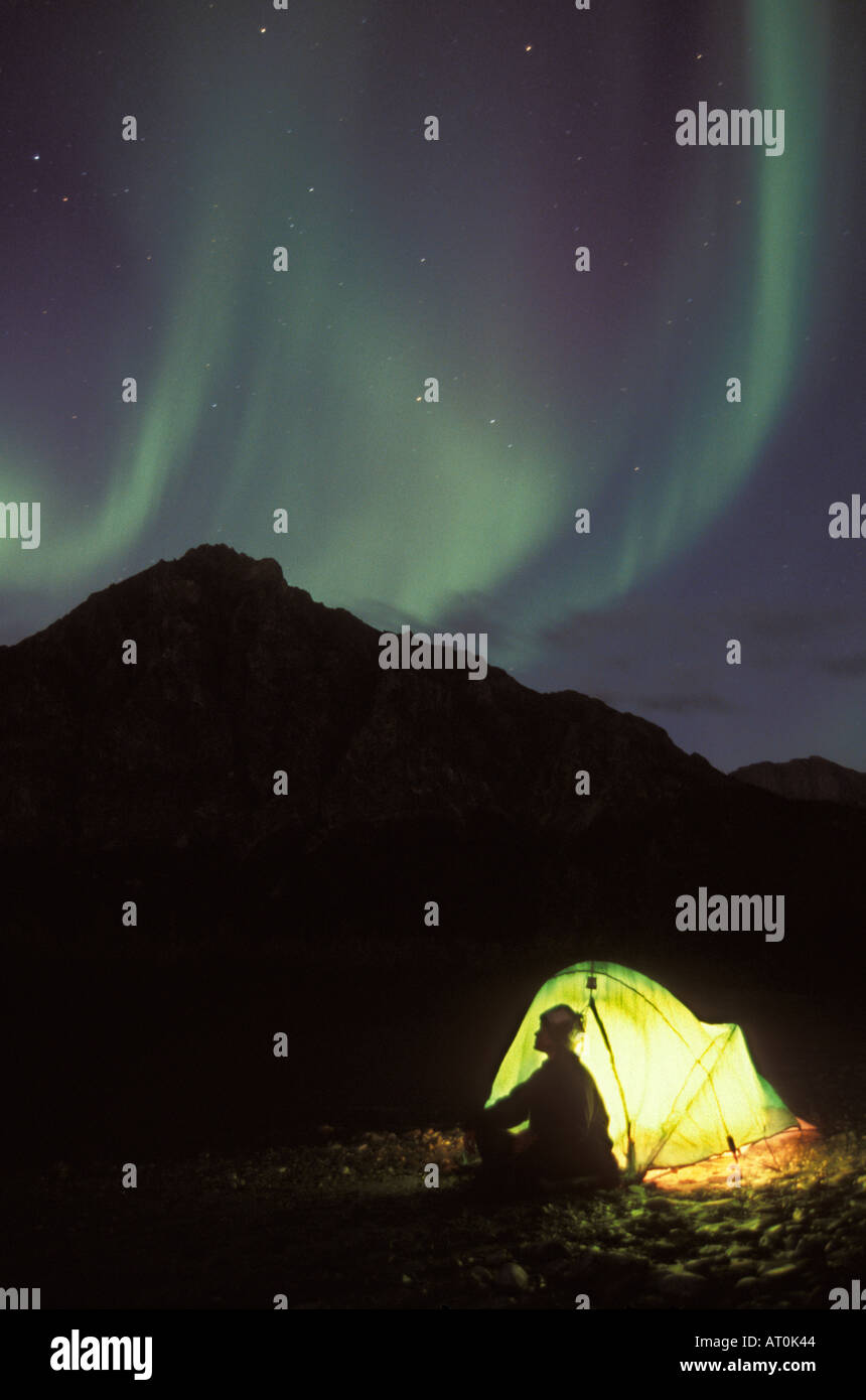 Northern lights aurora boreale e camper tenda esterna sul lato sud del Brooks Range Alaska Foto Stock