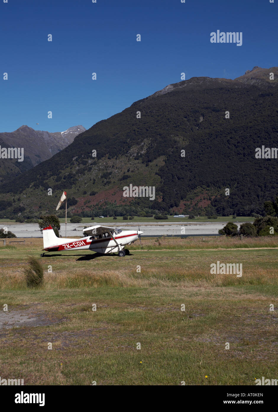 Aereo Cessna, prendendo le persone su un volo panoramico, come parte della Siberia esperienza, Makarora, Isola del Sud, Nuova Zelanda Foto Stock
