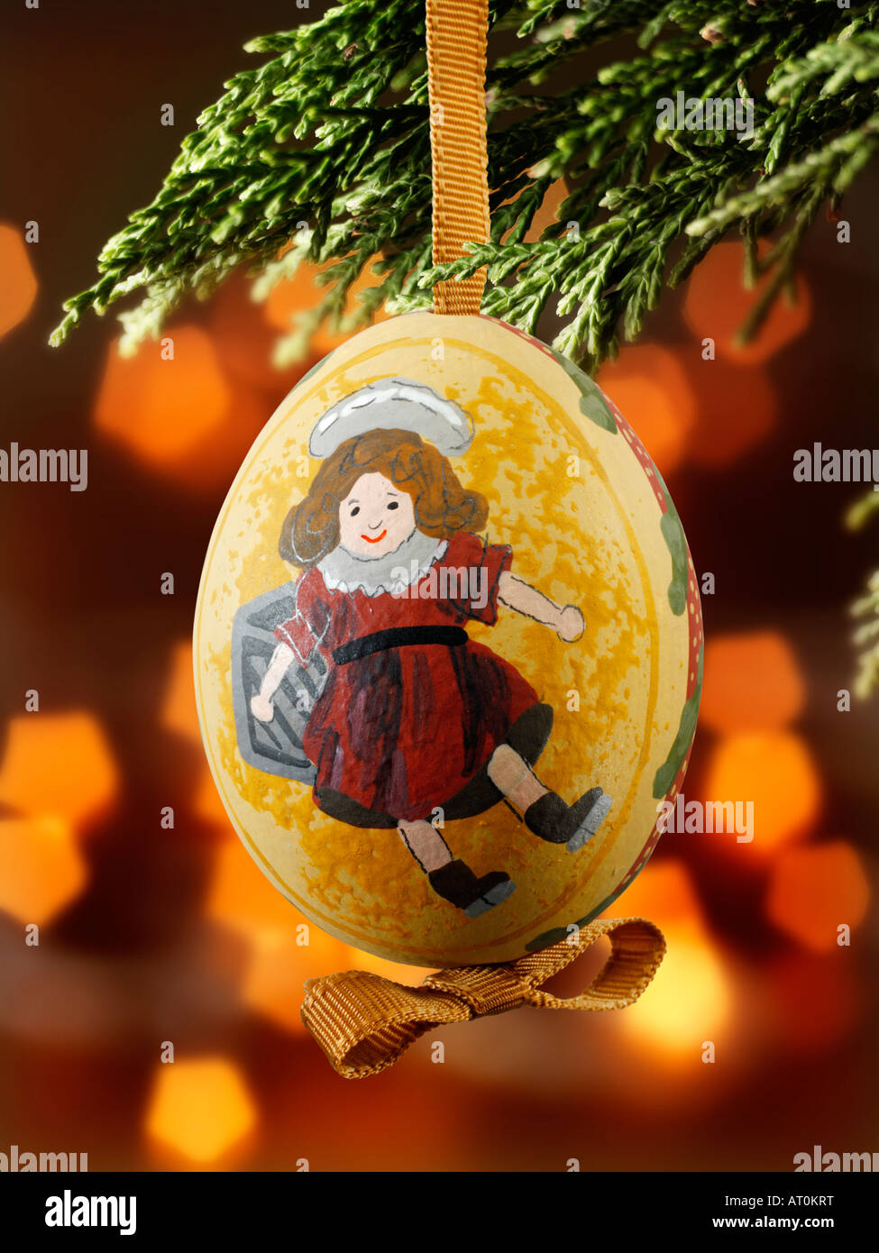 Tradizionale festivo decorato Natale bauble appeso su un albero di Natale con luci dietro Foto Stock