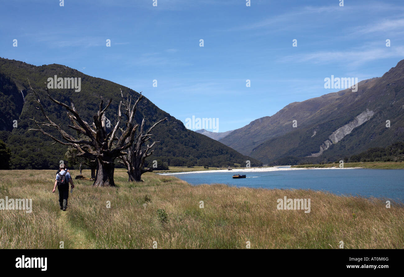 Sale riunioni il jet boat dopo la bussola a piedi attraverso la valle Wilkin nel montare gli aspiranti il Parco Nazionale di South Island, in Nuova Zelanda Foto Stock
