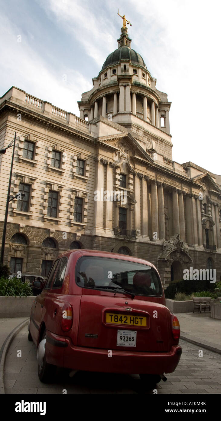 Londra taxi parcheggiato fuori il vecchio Bailey Court London Foto Stock
