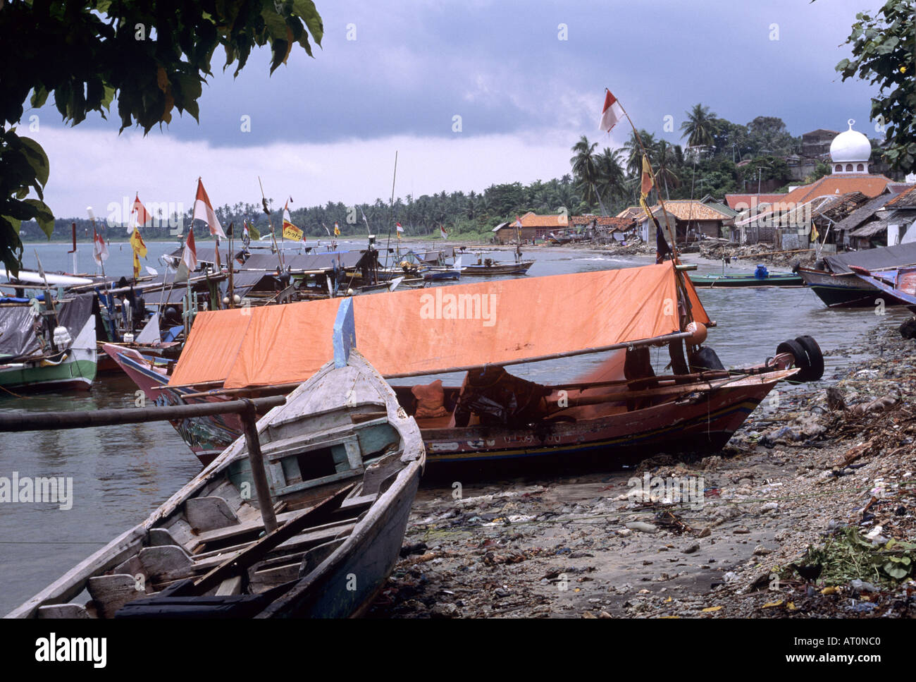 Barche da pesca e moschea. Kaliande, Sumatra Foto Stock