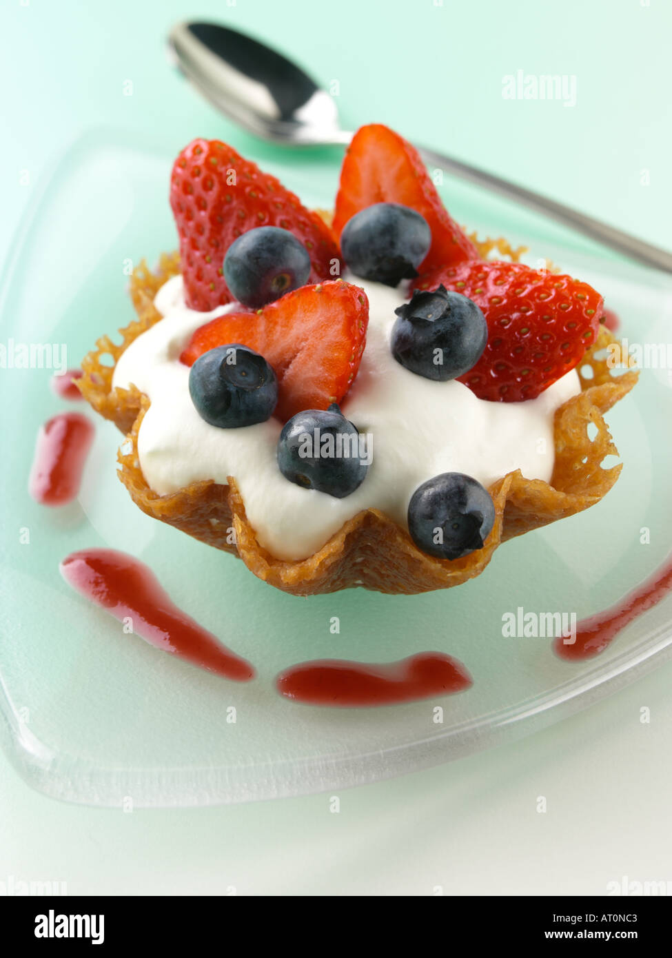 Il Brandy snap paniere di crema di latte e frutta Foto Stock